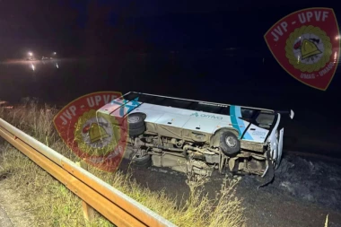 STRAVIČNA SAOBRAĆAJKA KOD POREČA: Autobus sleteo u more nakon sudara sa automobilom, vozač bio mortus pijan