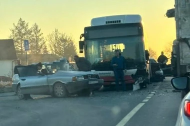 SUDAR AUTOBUSA I AUTOMOBILA U ADRANIMA! Delovi vozila svuda po putu! (FOTO)