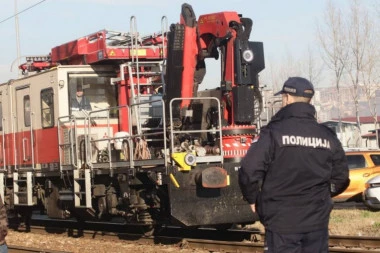 UZNEMIRUJUĆE! Snimak stravične nesreće u Rakovici! Otac stradao na mestu, devojčici (4) i njenoj majci se BORE ZA ŽIVOT!