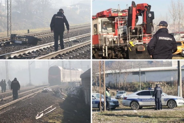 PRVI SNIMCI JEZIVE NESREĆE U RAKOVICI! Voz naleteo na kombi, vozilo potpuno demolirano! (VIDEO)