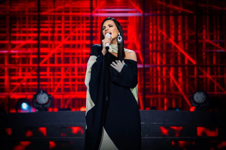 “Beograde, zaljubila sam se, HVALA TI” – Laura Pausini zapalila scenu: 3 sata SVETSKOG SPEKTAKLA u Areni