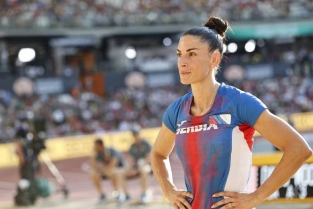 SRAMOTA! I najbolja srpska atletičarka učestvuje u spinovanju, IVANA ŠPANOVIĆ OBJAVILA FOTOMONTAŽU SA SLAVIJE - fotografiju napravila VEŠTAČKA INTELIGENCIJA! (FOTO)