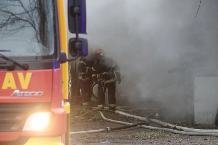 POŽAR U CENTRU UŽICA! Zapalio se stan, gust crni dim obavio grad! (VIDEO)