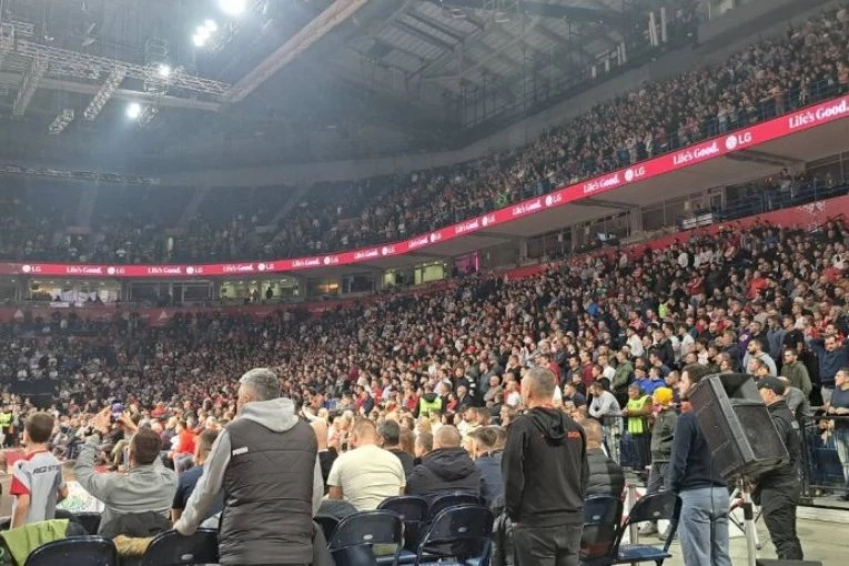 I PORED SNEGA, ARENA JE PUNA! Ne postoji hladnoća kada se igra derbi! (FOTO GALERIJA)