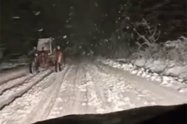 KROZ SNEG I MRAK I ODJEDNOM IZBIJA "KAMIKAZA": Jeziva scena kod Borskog jezera, vozač sve snimio (FOTO)