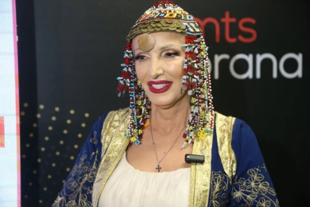 CAKANA JE BILA NA RUBU EGZISTENCIJE: Danas je proslavljena pevačica, a nekada je živela u KATASTROFALNIM USLOVIMA!