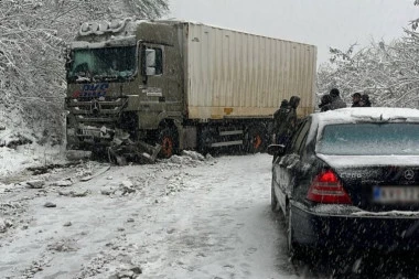 UDES NA PUTU KRALJEVO - RAŠKA! Zimski uslovi na putu prouzrokovali nezgodu! SAOBRAĆAJ BLOKIRAN (VIDEO)