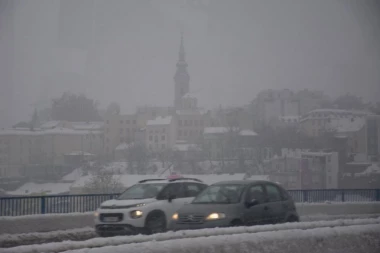 VOZAČI PRIPAZITE SE! AMSS izdao hitno upozorenje zbog snega na kolovozu!