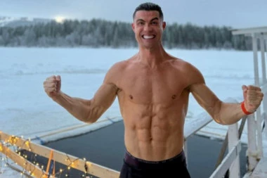 LUDOST ILI HRABROST: Ronaldo ostavio sve bez daha - po debelom minusu se skinuo i ušao u ledenu vodu! (VIDEO)