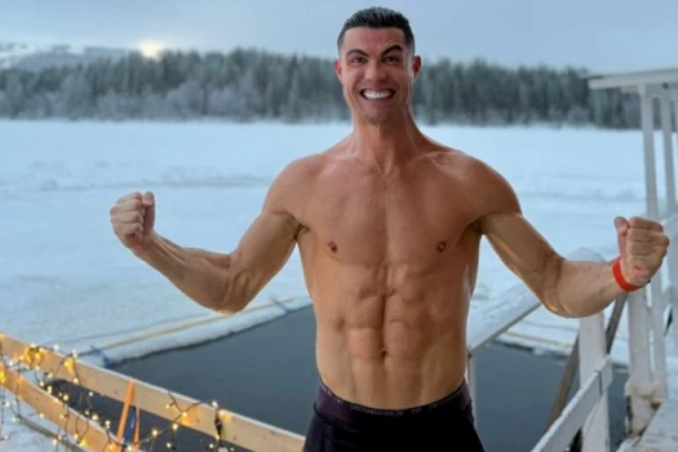 LUDOST, ILI HRABROST: Ronaldo ostavio sve bez daha - po debelom minusu se skinuo i ušao u ledenu vodu! (VIDEO)