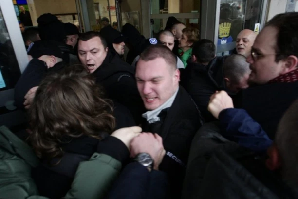 OPOZICIONI AKTIVISTI OPET PRAVE CIRKUS! Pokušali da spreče sednicu Skupštine grada, BLOKIRALI ULAZ! (FOTO)