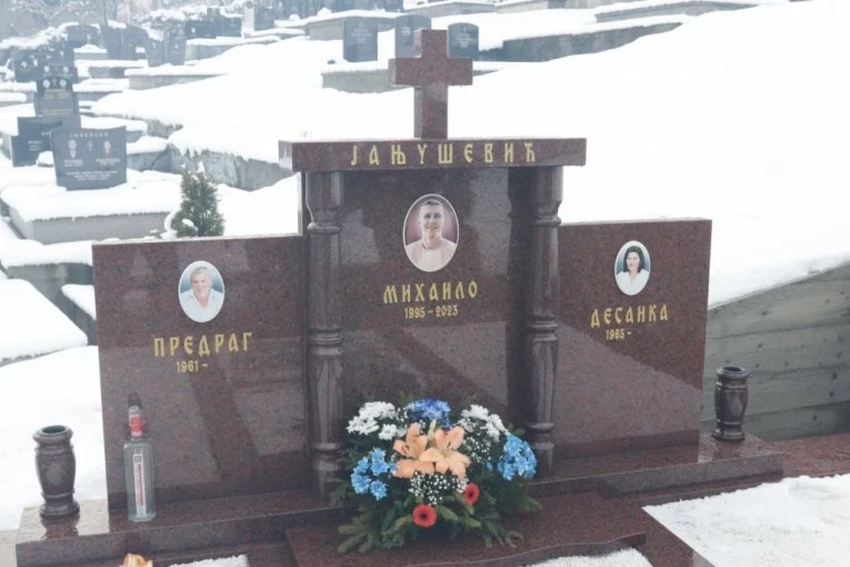 POJAVILA SE PORUKA NA GROBU JANJUŠEVOG BRATA KOJA LEDI KRV U ŽILAMA! Godnu dana nakon tragedije srce hoće da ISKOČI IZ GRUDI (FOTO)