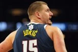 JOKIĆ U OPUŠTENOJ VARIJANTI: Pogledajte kako je Nikola došao na meč protiv Kavalirsa! (VIDEO)