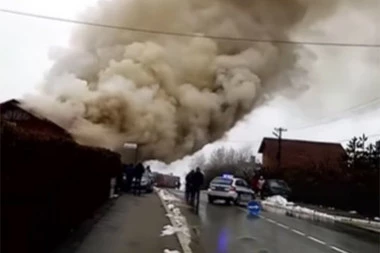 VELIKI POŽAR U BORU! Ne vide se kuće od gustog dima,  evo šta se ZAPALILO!  (VIDEO)