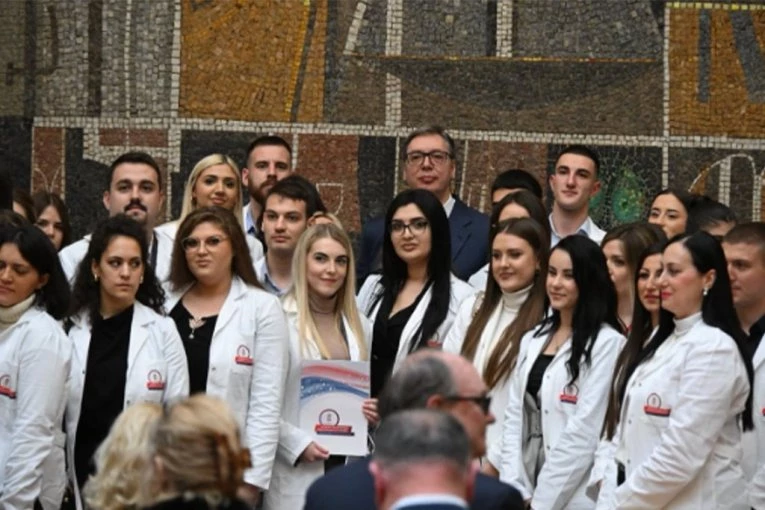 "UVEREN SAM DA ĆETE SE IZBORITI ZA SNAŽNIJU I USPEŠNIJU SRBIJU!" Vučić nakon prijema najboljih diplomaca medicinskih škola! (FOTO)