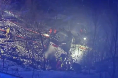 AUTOBUS PUN PUTNIKA SLETEO U JEZERO: Velike spasilačke ekipe na terenu (VIDEO)