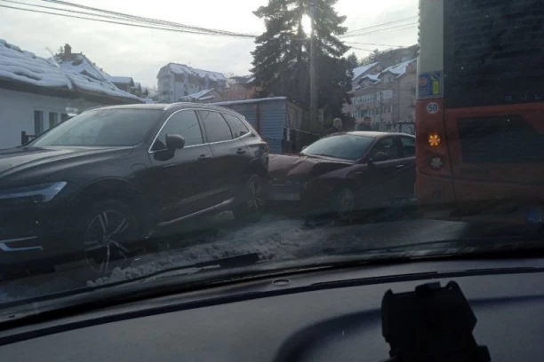 NA SAOBRAĆAJNI KOLAPS U BEOGRADU UTICAO I SUDAR: "Alfom" se zakucao u "Volvo" u Rakovici! (FOTO, VIDEO)