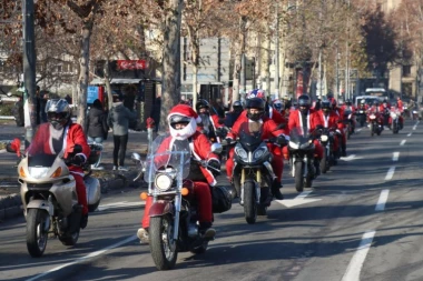 OSMESI KOJI NEMAJU CENU! Deda mrazovi na motociklima podelili novogodišnje paketiće štićenicima doma u Sremčici (FOTO)