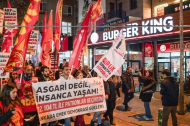 "AKO NEMA HLEBA, DA ONDA BUDE IZBORA": Haos na trgu, hiljade građana u protestu, traži se od vlade da PODNESE OSTAVKU (FOTO)