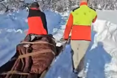 TUGA U SELU PANIĆI! Majka (80) danima bila pored mrtvog sina (54) u zavejanoj kući! NIJE IMALA MOGUĆNOST NI POMOĆ DA POZOVE! (VIDEO)