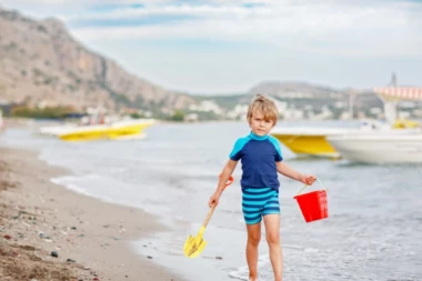 DEČAK SE IGRAO NA PLAŽI I SLUČAJNO PRONAŠAO NEOBIČAN KAMEN: 35 godina kasnije je saznao ISTINU i ostao paralisan zbog onoga što se dogodilo!