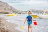 DEČAK SE IGRAO NA PLAŽI I SLUČAJNO PRONAŠAO NEOBIČAN KAMEN: 35 godina kasnije je saznao ISTINU i ostao paralisan zbog onoga što se dogodilo!