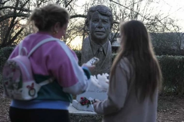 "STOTINE NJIH JE DOLAZILO DA GA SLUŠA U CRKVI": Od Džimija Kartera opraštaju se Obama, Haris, A EVO ŠTA KAŽE KRALJ