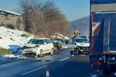 PRVA SLIKA STRAVIČNOG LANČANOG SUDARA KOD KRAGUJEVCA! Jedna osoba poginula! (FOTO)