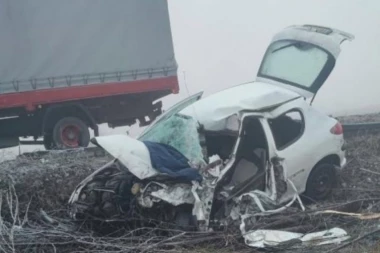 OD AUTOMOBILA OSTALA SAMO OLUPINA! Jeziva saobraćajna nesreća kod Stopanja, ima povređenih