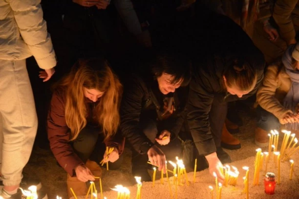 TUGA I TIŠINA: Cetinje se oprašta od žrtava masakra! Ogroman broj građana pristutan, ČUJE SE SAMO PUCKETANJE SVEĆA (FOTO/VIDEO)