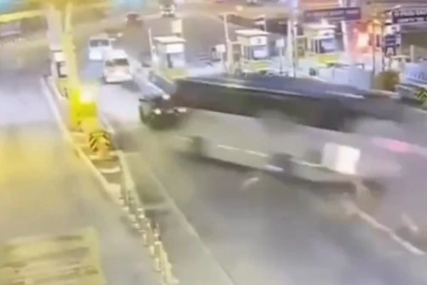 AUTOBUS SE ZABIO U KUĆICU NA PUTU, NAJMANJE 33 POVREĐENIH! Haos na ulici, vozač iznenada skrenuo iz svoje trake (VIDEO)