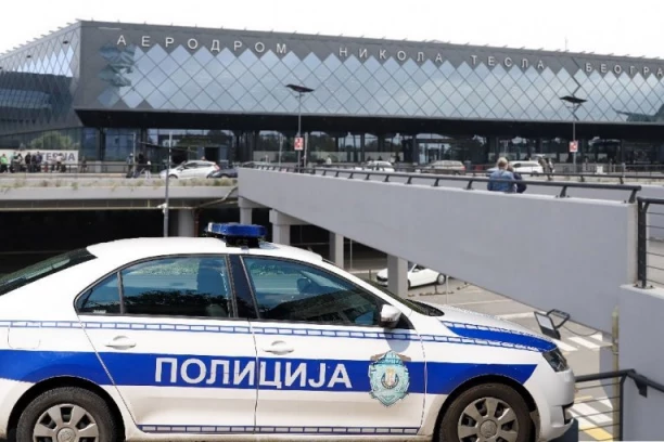 UMRO MUŠKARAC U AVIONU ZA BEOGRAD! Na aerodrom "Nikola Tesla" stigla i policija!