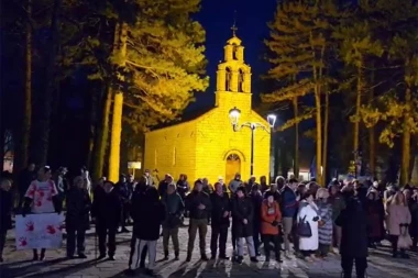 DVANAEST MINUTA TIŠINE ZA 12 ŽRTAVA NA CETINJU! Tačno u 17.26 građani odali počast ubijenima! (FOTO)