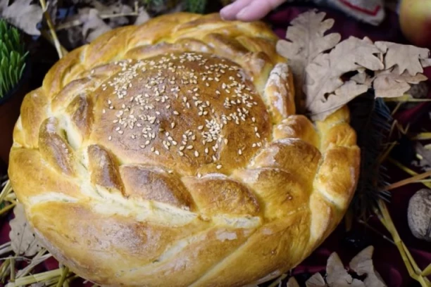 ŠTA SE STAVLJA U ČESNICU I KAD SE ONA PRAVI: Okreće se kao slavski kolač i lomi na onoliko delova koliko je ukućana