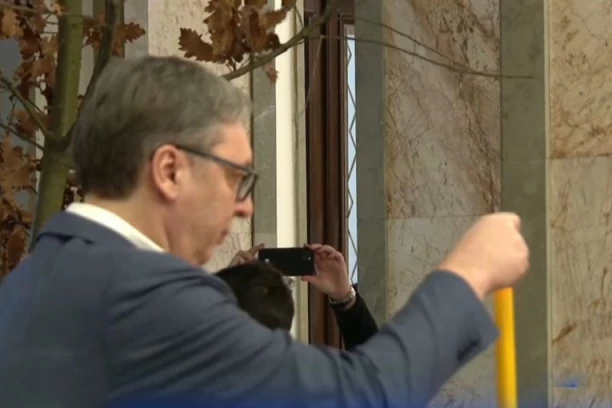 VUČIĆ UNOSI BADNJAK U PREDSEDNIŠTVO!