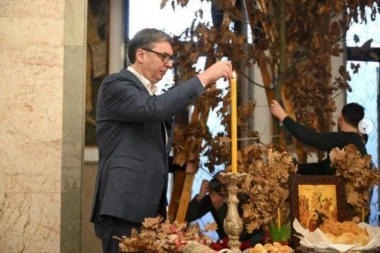 "DANAS JE DAN POMIRENJA I BLAGOSTI, SA TAKVIM OSEĆAJEM U SRCU ODNOSITE SE I PREMA DRUGIMA"! Predsednik Vučić na Badnji dan poslao moćnu poruku! (FOTO)