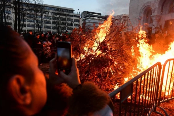 PLAMENOM DOČEKUJEMO PRAZNIK HRISTOVOG ROĐENJA: Paljenjem badnjaka ispred Hrama Svetog Save obeleženo Badnje veče (FOTO/VIDEO)