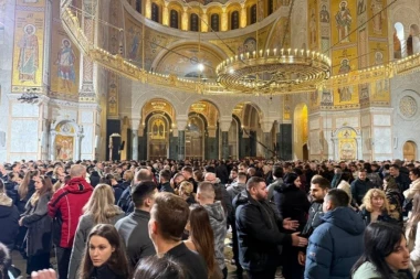 PONOĆNA BOŽIĆNA LITURGIJA! Vatromet odjekivao svuda, zasijalo nebo nad Beogradom!