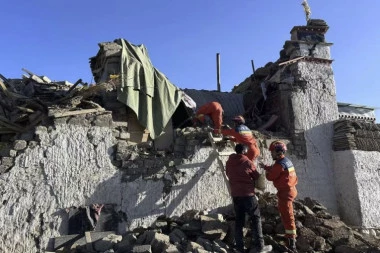 CRNI BILANS SAMO RASTE: 95 žrtava razornog zemljotresa, više od 130 povređenih! SRUŠENO VIŠE OD HILJADU KUĆA (VIDEO)