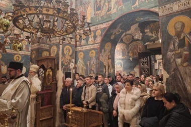 POGLEDAJTE KAKO JE PROSLAVLJEN BOŽIĆ U SRCU KOSOVA: Praznik vere i nade u manastiru Gračanica (FOTO)