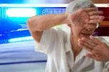 (UZNEMIRUJUĆ SNIMAK) DEMENTNA ŽENA ZVONILA NA INTERFON, ONDA SE POJAVIO MUŠKARAC I POČEO DA JE SPOPADA! Kamere zabeležile jezivo uznemiravanje!