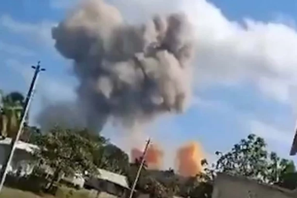 EKSPLOZIJA U SKLADIŠTU ORUŽJA, NAREĐENA EVAKUACIJA: Oblaci tamnog dima prekirvaju nebo, TRAGA SE ZA 13 OSOBA (FOTO/VIDEO)