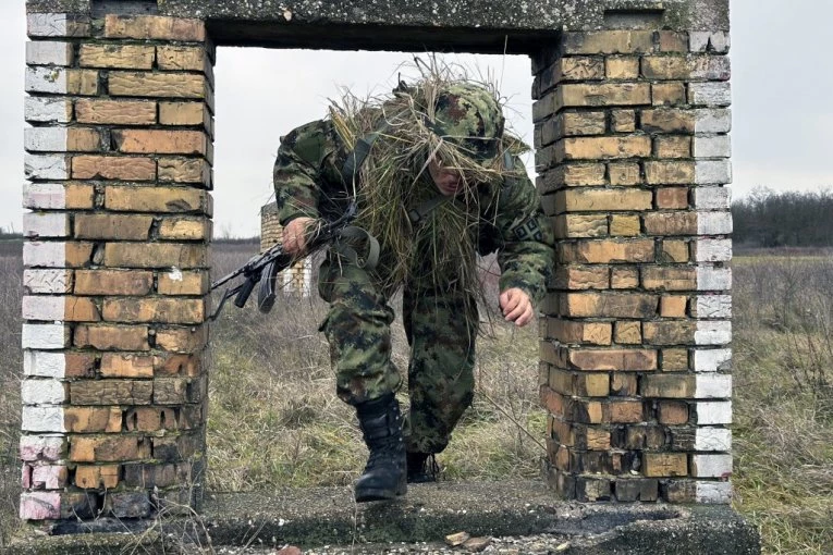 PRVI PUT S ORUŽJEM U RUKAMA! Pogledajte kako teče obuka novih vojnika na poligonima Vojske Srbije (FOTO)