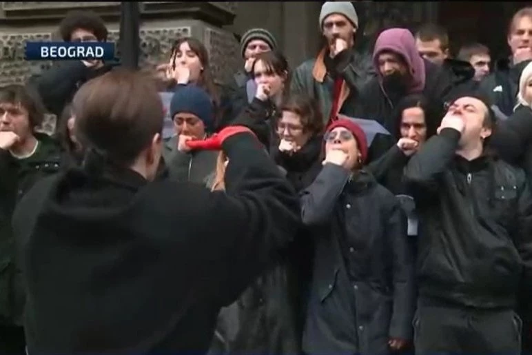 ZABRINJAVAJUĆE, ŠTA OVI LJUDE RADE?! Ljudi zgroženi "perfomansom" takozvanih studenata na protestima - grizu se, plaču, vrište i urlaju! (VIDEO)