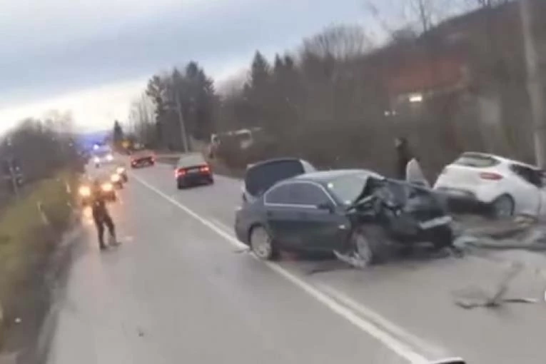 BRUTALNA NESREĆA KOD VALJEVA: Ima poginulih i teško povređenih, JEZIVI SNIMCI SA LICA MESTA (VIDEO)