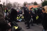 HAOS U NEMAČKOJ: Policija intervenisala da spasi liderku AfD od razjarenih demonstranata (VIDEO)