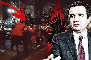 KURTI NE ODUSTAJE! Na mitingu u Južnoj Mitrovici viorila se zastava VELIKE ALBANIJE! (FOTO/VIDEO)