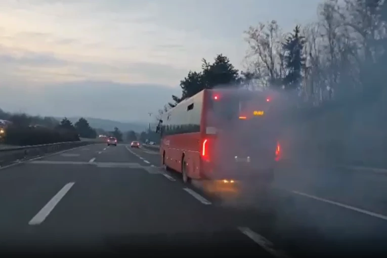 VOZI ZAPALJEN AUTOBUS! Potpuno bizarna scena u Beogradu: Vozilo gori, dim kulja, ON GA NE ZAUSTAVLJA! (VIDEO)