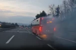 VOZI ZAPALJEN AUTOBUS! Potpuno bizarna scena u Beogradu: Vozilo gori, dim kulja, VOZAČ GA NE ZAUSTAVLJA! (VIDEO)