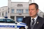 POLICIJI NE DOZVOLJAVAJU ULAZAK U PRAVNI FAKULTET KAKO BI IZVRŠILI UVID U VIDEO NADZOR! Oglasio se ministar Dačić o sinoćnom napadu!